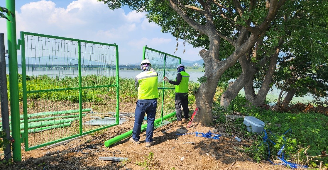 출입문B 및 메쉬헨스설치1